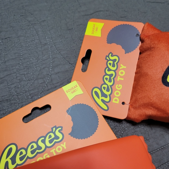 Set of 2 Reese’s Peanut Butter Cup squeaker crinkle squeaky toy plush toys NEW - Picture 4 of 9